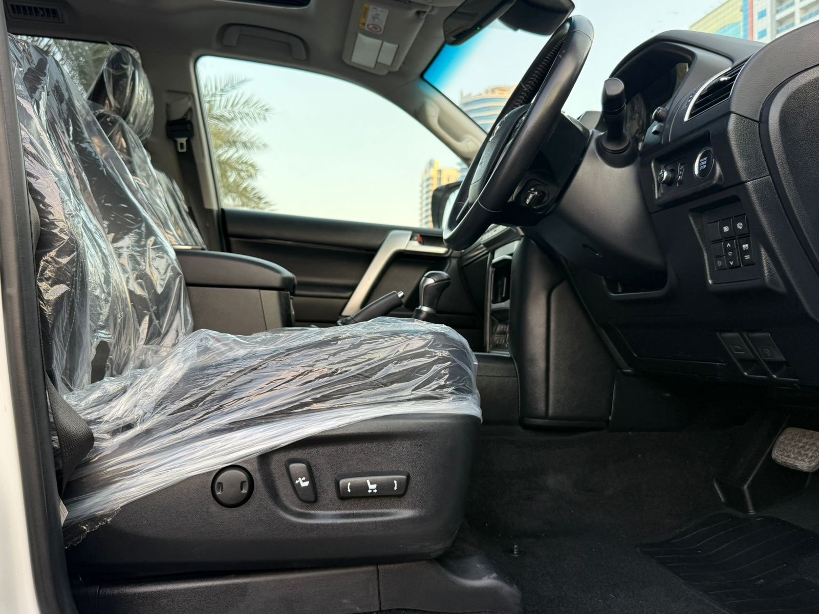 Land  Cruiser Prado VX 2022 White image